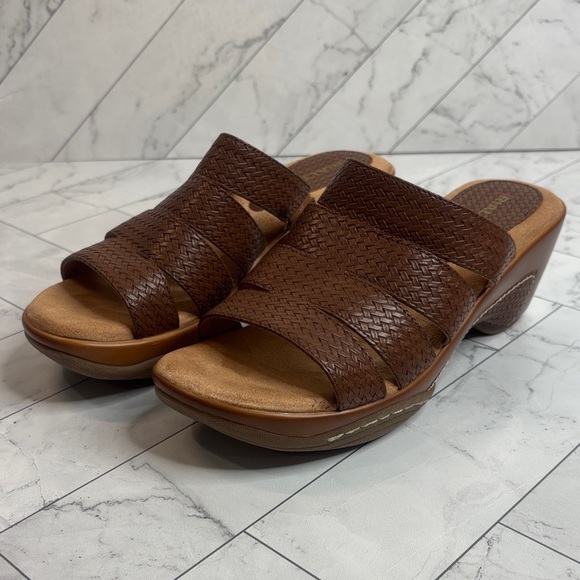 NWT Rialto Womens Valora Brown Woven Faux Leather Clog Sandals Size 9M - Picture 1 of 8